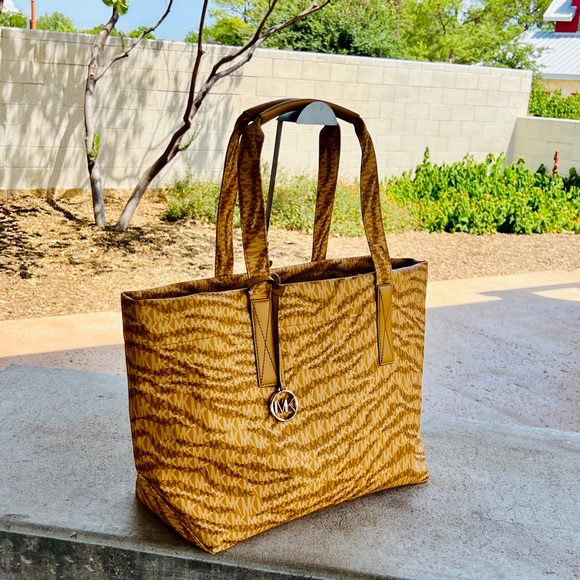 Michael Kors Michael Bag Large Tote zebra print Yellow mustard NWT Authentic - Picture 2 of 7